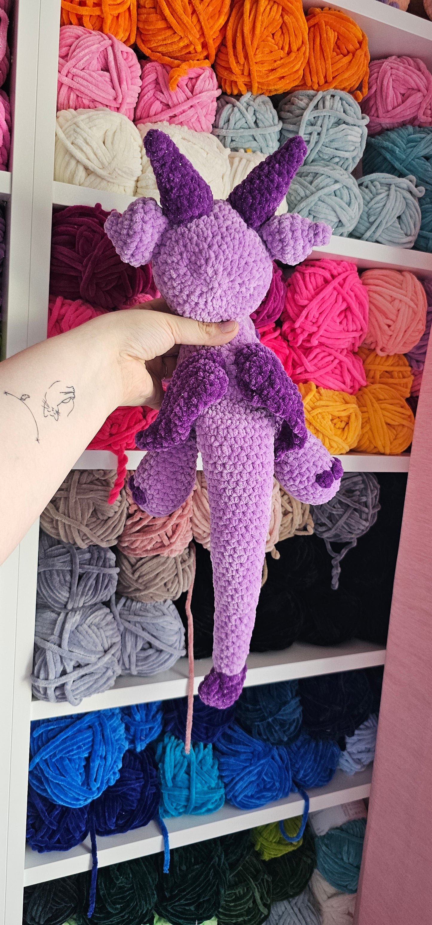 Dragon Snuggler sitzend klein