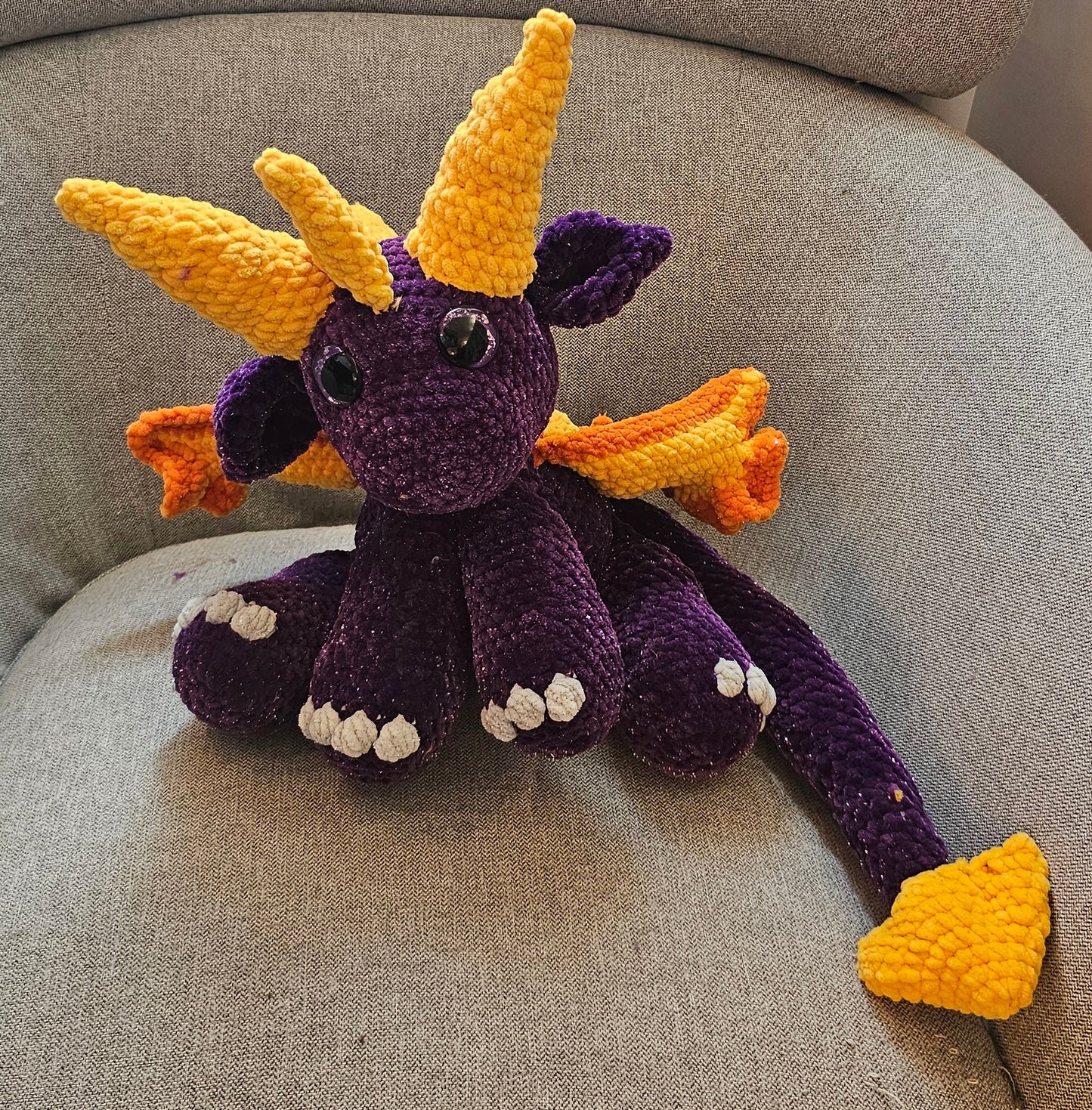 Dragon Snuggler sitzend