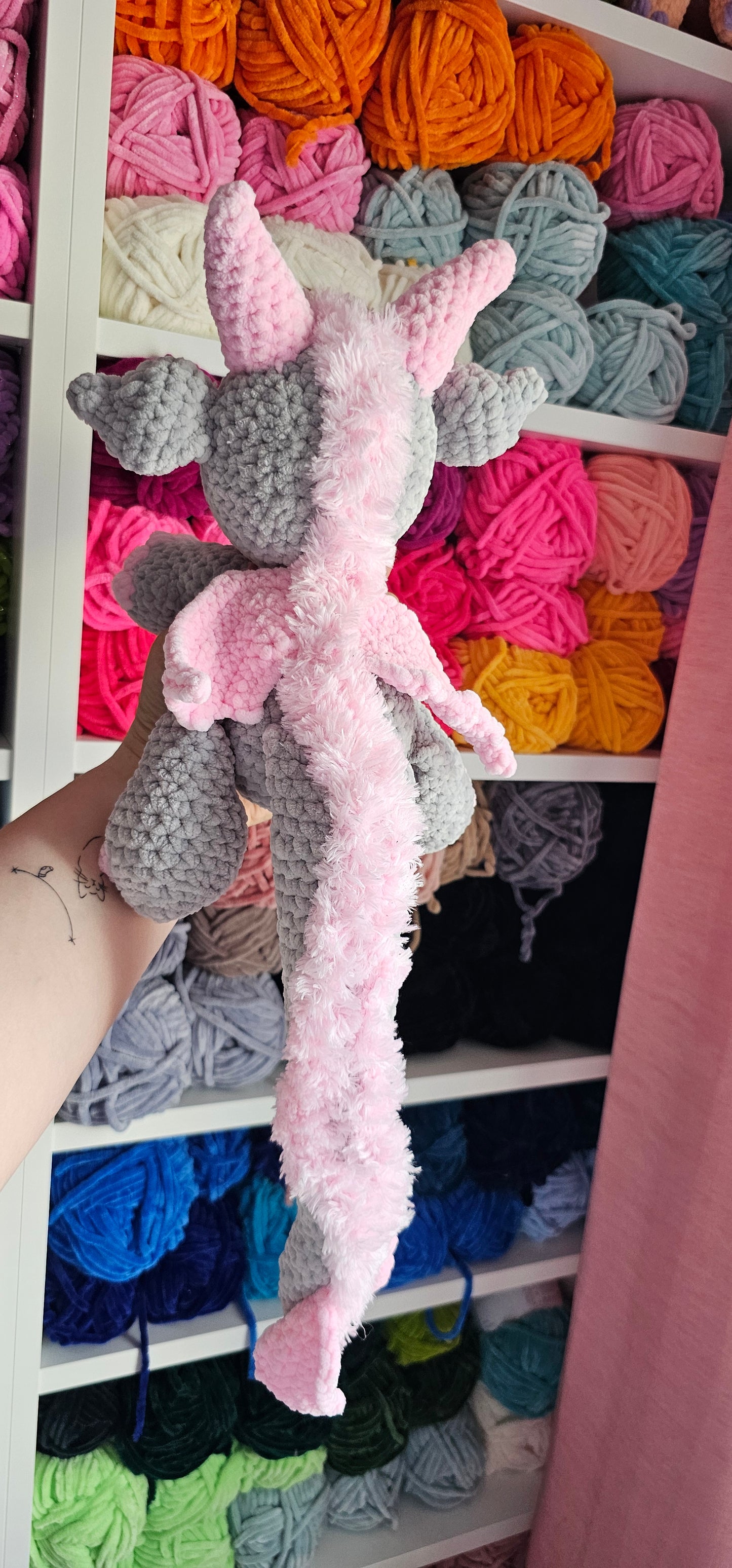 Dragon Snuggler sitzend klein