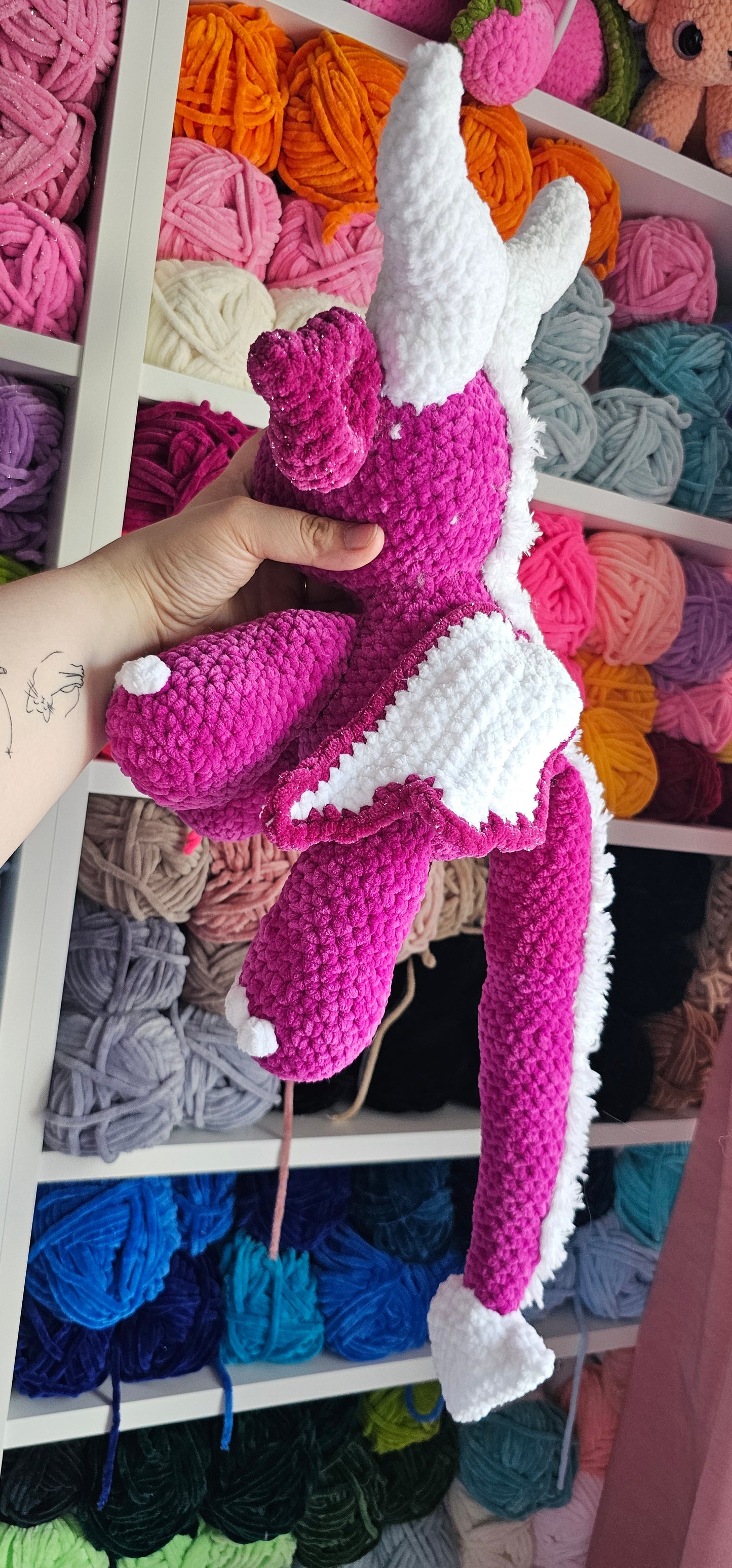 Dragon Snuggler Sitzend