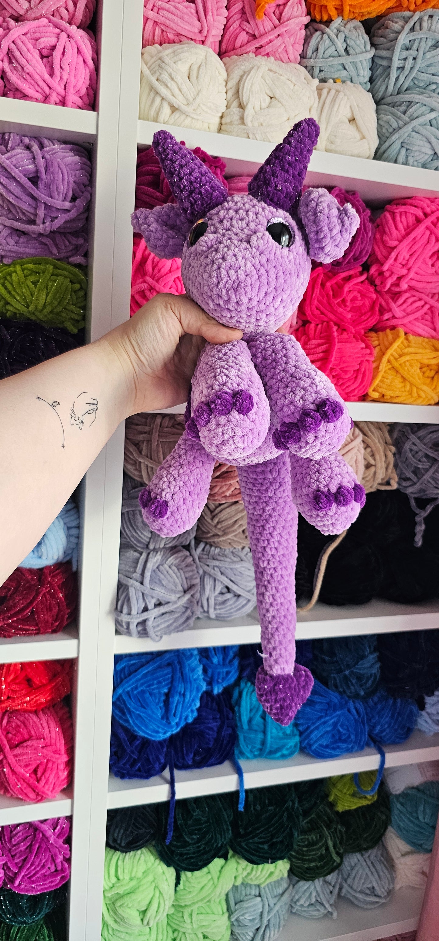Dragon Snuggler sitzend klein