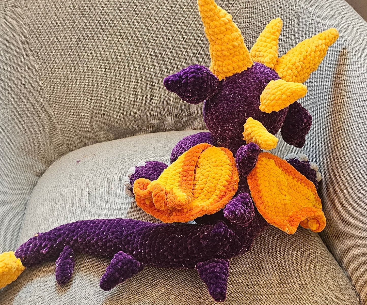 Dragon Snuggler sitzend