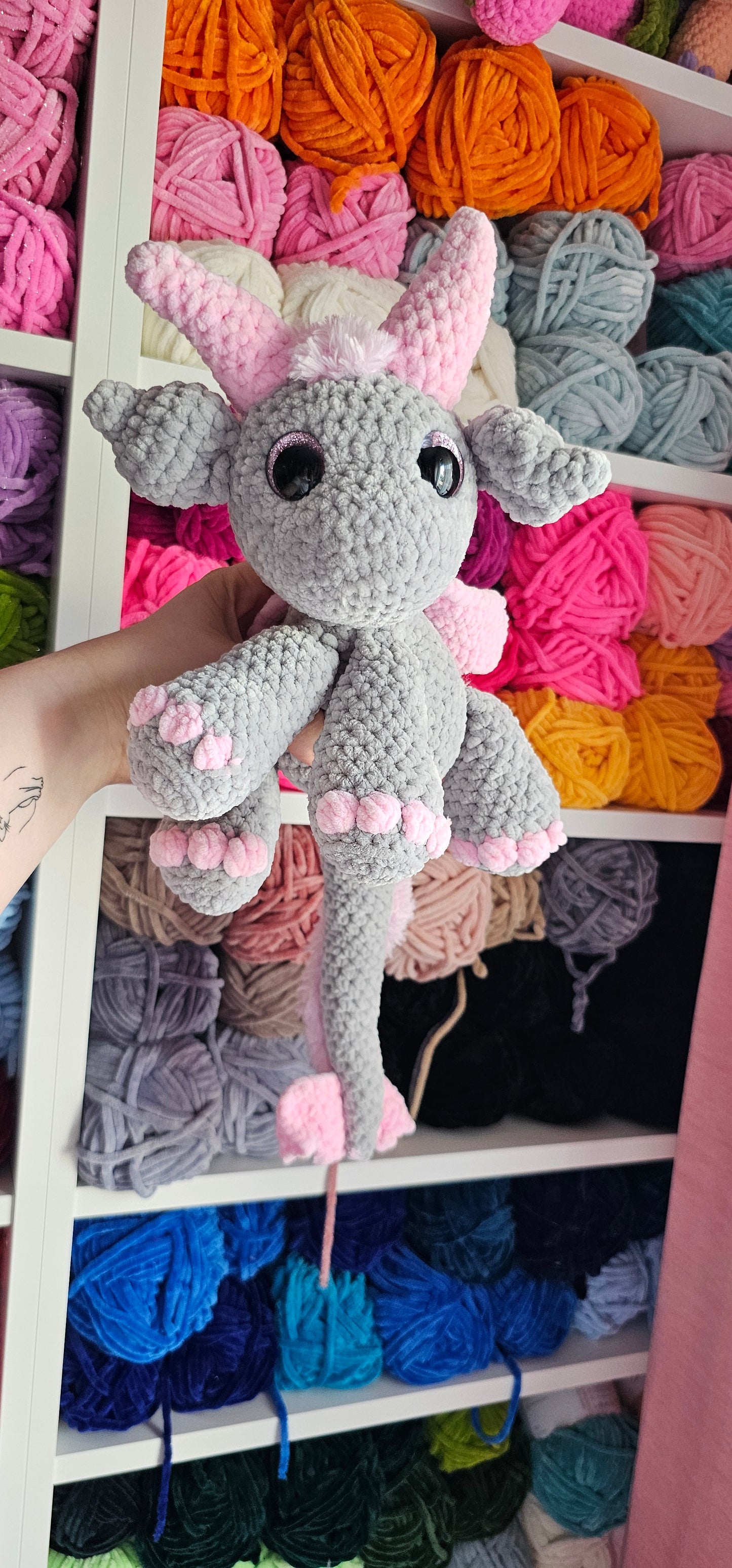 Dragon Snuggler sitzend klein